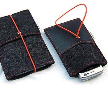 iPhonetasche - ois zamm - in schwarz und orangem Gummiband